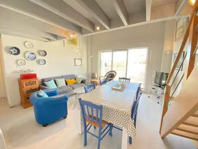 Coin salon dans l'établissement Appartement avec vue mer, piscine et WiFi - FR-1-709-82