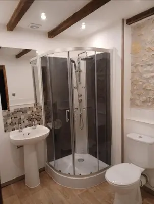 Salle de bains dans l'établissement Le Quereau