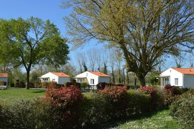 Jardin de l'établissement Cabane au Bord du Lac - Les Jardins de Vandré - Parc Jeux Tennis Spa Nature - IDEAL FAMILLE