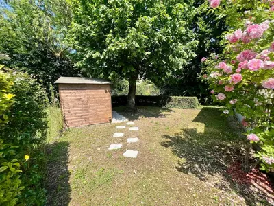 Jardin de l'établissement Cabane au Bord du Lac - Les Jardins de Vandré - Parc Jeux Tennis Spa Nature - IDEAL FAMILLE