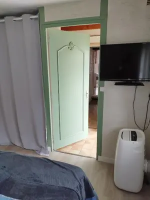 Télévision ou salle de divertissement dans l'établissement Espace Fakayo