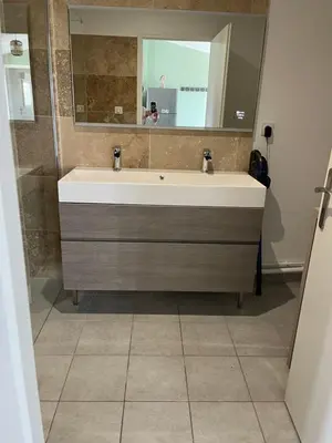 Salle de bains dans l'établissement Le Rocher classé trois étoiles, N1