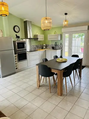 Cuisine ou kitchenette dans l'établissement Le Rocher classé trois étoiles, N1