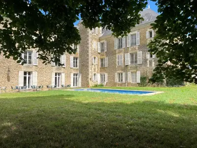 Piscine de l'établissement Château de La Grange ou située à proximité