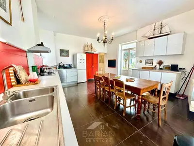 Cuisine ou kitchenette dans l'établissement Charmante Maison Familiale - Grande Capacité