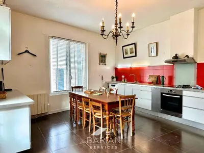 Cuisine ou kitchenette dans l'établissement Charmante Maison Familiale - Grande Capacité