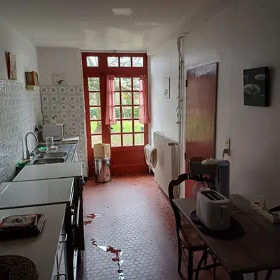 Cuisine ou kitchenette dans l'établissement Gîte la maison du bonheur