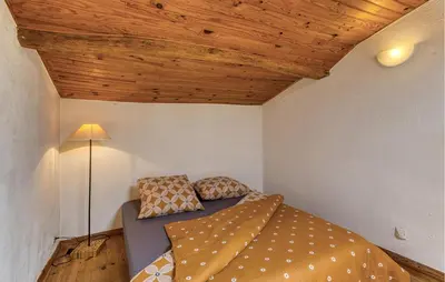 Un ou plusieurs lits dans un hébergement de l'établissement Gorgeous Home In Saint-Jean-D'angély