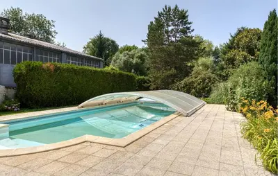 Piscine de l'établissement Gorgeous Home In Saint-Jean-D'angély ou située à proximité