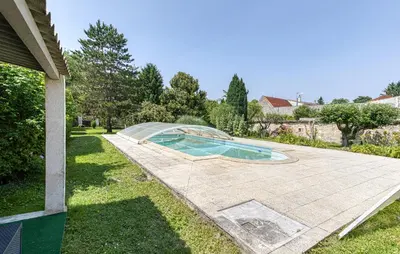 Piscine de l'établissement Gorgeous Home In Saint-Jean-D'angély ou située à proximité