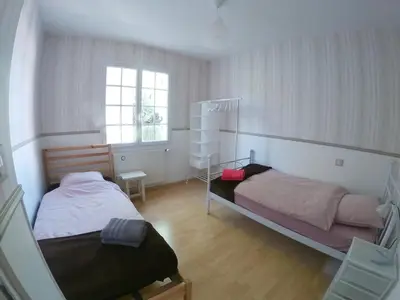 Un ou plusieurs lits dans un hébergement de l'établissement Maison avec grand jardin