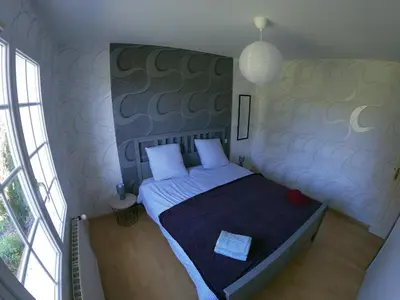Un ou plusieurs lits dans un hébergement de l'établissement Maison avec grand jardin