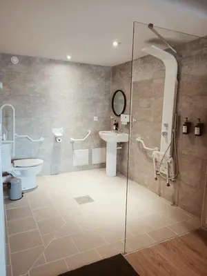 Salle de bains dans l'établissement Le Hangar de Papi
