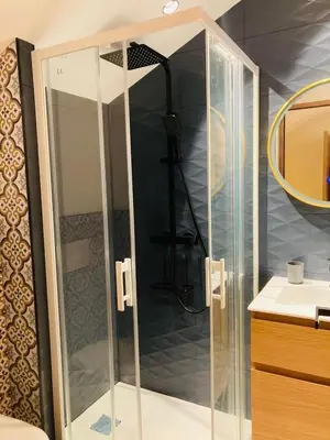 Salle de bains dans l'établissement Maison à la campagne proche du futuroscope, Aquascope 6pers