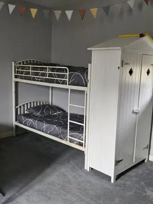 Un ou plusieurs lits dans un hébergement de l'établissement Maison spacieuse avec piscine sans vis à vis 8 pers