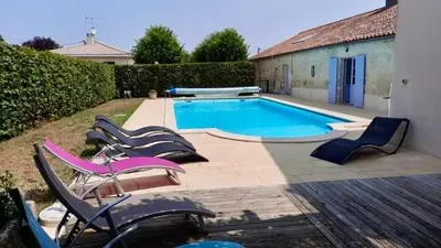 Piscine de l'établissement L 'Églantine, Gîte 6 personnes ou située à proximité
