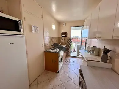 Cuisine ou kitchenette dans l'établissement Le Boyard - En plein coeur de ville avec vue sur l'Océan