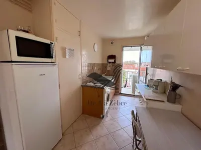 Cuisine ou kitchenette dans l'établissement Le Boyard - En plein coeur de ville avec vue sur l'Océan