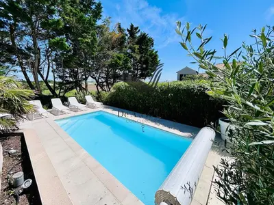 Piscine de l'établissement Maison de Famille - Piscine chauffée et vue sur l'Océan Atlantique ou située à proximité