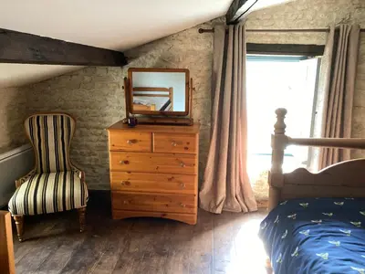 Un ou plusieurs lits dans un hébergement de l'établissement Bumblebee Cottage