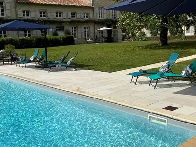 Piscine de l'établissement Lowry, Gites Villeblanche ou située à proximité