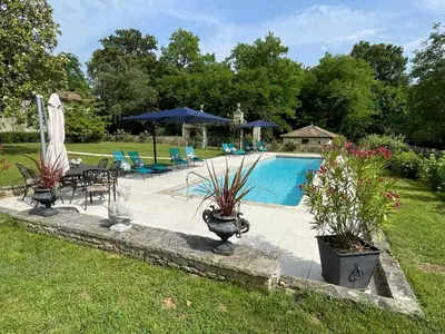 Piscine de l'établissement Lowry, Gites Villeblanche ou située à proximité