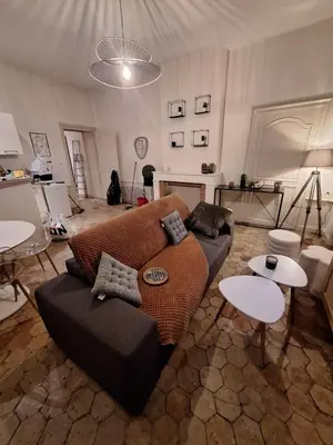 Coin salon dans l'établissement Le Clémenceau face à la Charente 2 chambres