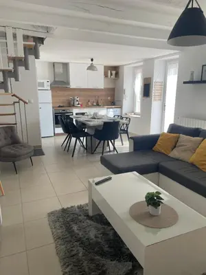 Cuisine ou kitchenette dans l'établissement Escapade poitevine - Maison climatisée avec 3 Ch - 4 min Futuroscope et Aquascope