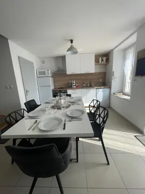 Cuisine ou kitchenette dans l'établissement Escapade poitevine - Maison climatisée avec 3 Ch - 4 min Futuroscope et Aquascope