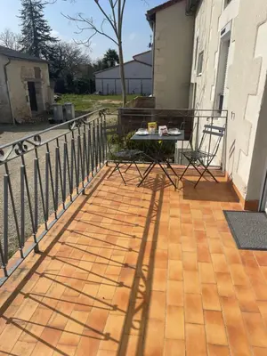 Balcon ou terrasse dans l'établissement Escapade poitevine - Maison climatisée avec 3 Ch - 4 min Futuroscope et Aquascope