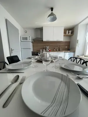Cuisine ou kitchenette dans l'établissement Escapade poitevine - Maison climatisée avec 3 Ch - 4 min Futuroscope et Aquascope