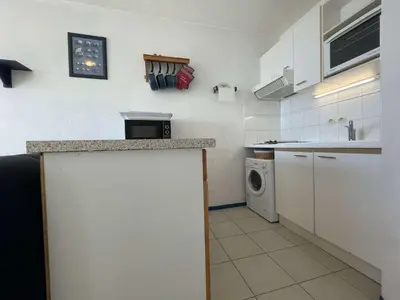 Cuisine ou kitchenette dans l'établissement Appt 1 pièce cabine - CHATELAILLON PLAGE - CL090-002