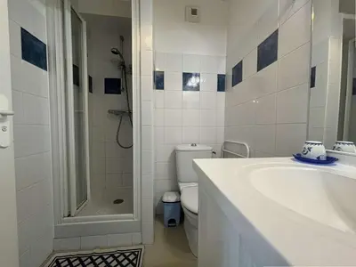Salle de bains dans l'établissement Studio LA ROCHELLE - LR060-A06
