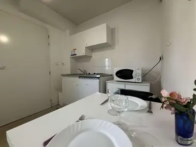 Cuisine ou kitchenette dans l'établissement Studio LA ROCHELLE - LR060-A06