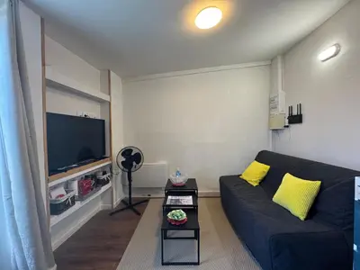 Télévision ou salle de divertissement dans l'établissement Printanier