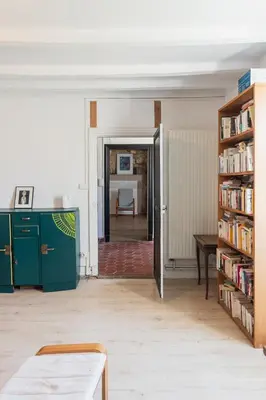 Bibliothèque dans la maison d'hôtes