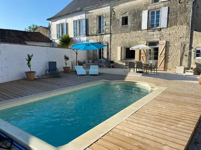 Piscine de l'établissement Stunning Maison du Maitre near Cognac private pool ou située à proximité