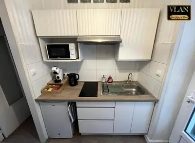 Cuisine ou kitchenette dans l'établissement En bord de Sèvre