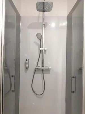 Salle de bains dans l'établissement Appart-Hôtel Rouillac