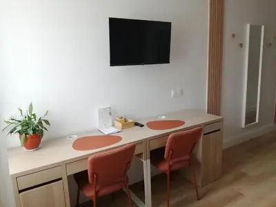 Télévision ou salle de divertissement dans l'établissement Appart-Hôtel Rouillac