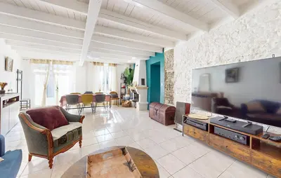 Télévision ou salle de divertissement dans l'établissement Awesome Home In Tonnay-Boutonne