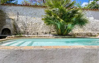 Piscine de l'établissement Awesome Home In Tonnay-Boutonne ou située à proximité