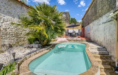 Piscine de l'établissement Awesome Home In Tonnay-Boutonne ou située à proximité
