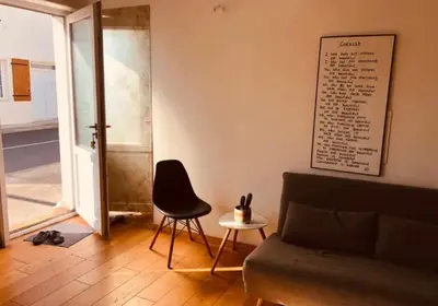 Coin salon dans l'établissement Studio lumineux avec mezzanine