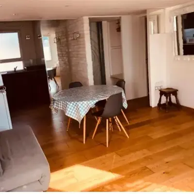 Studio lumineux avec mezzanine