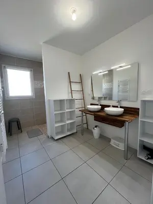 Salle de bains dans l'établissement Gîte neuf, à 12mn du Futuroscope, 9 personnes-Le Coquelicot