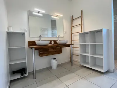 Salle de bains dans l'établissement Gîte neuf,12mn du Futuroscope, 9 personnes -Le Tournesol