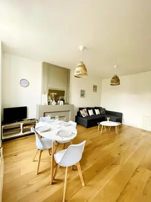 Télévision ou salle de divertissement dans l'établissement Le Saint-Louis l Coeur de Ville