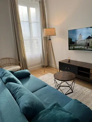Télévision ou salle de divertissement dans l'établissement El Castillo Face au Château et Climatisé