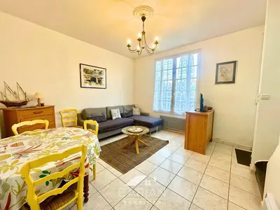 Coin salon dans l'établissement Bord de mer 60 m - Charmante Maison 5 personnes